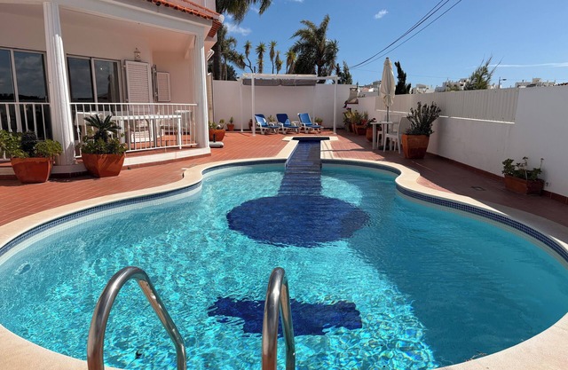 New! Private Pool, Walk to Beach, Sea Views, Central Loc, 4 Bed/4 Bath, Parking