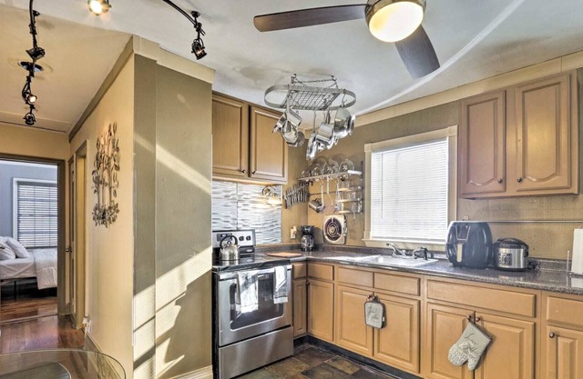 New!Quaint East Hartford Hideaway: Great Location