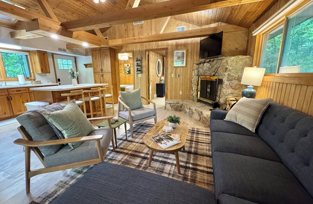New! Quaint, Pet-Friendly Cottage in Northern Door