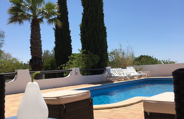 Wunderschöne Villa mit 3 Schlafzimmern in einer ruhigen Gegend mit privatem Pool und weitem Meerblick.