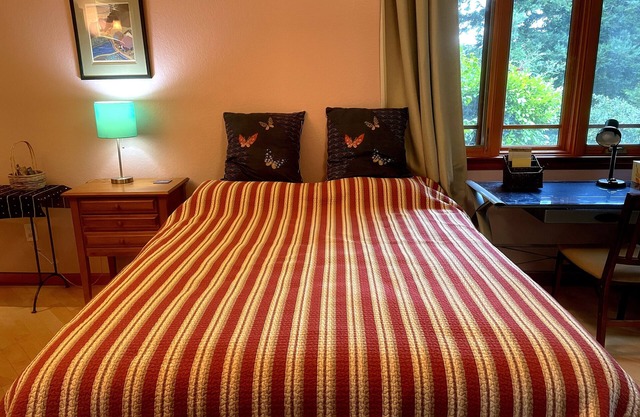 New! Quiet Studio. Private Entrance. Parking. WiFi. Laundry. Near Stanford.