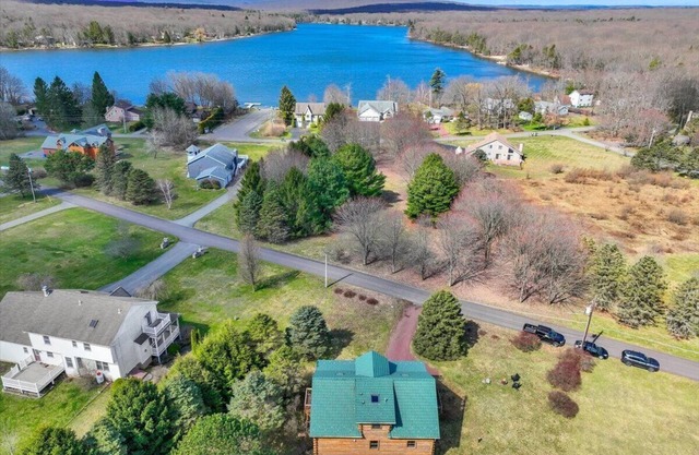 New Rates!! Lodge at Bear Creek Lake, 6 miles to Jim Thorpe. Sheets included.