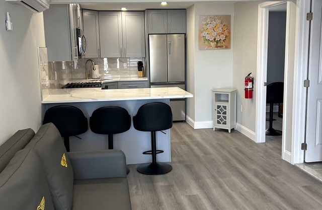 New re-Model Fantastic 2-Bdrm Beach Block. King bed!