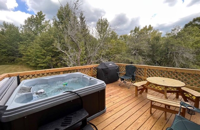 New! remodeled Barn. min from Lake, Ski, Hot tub
