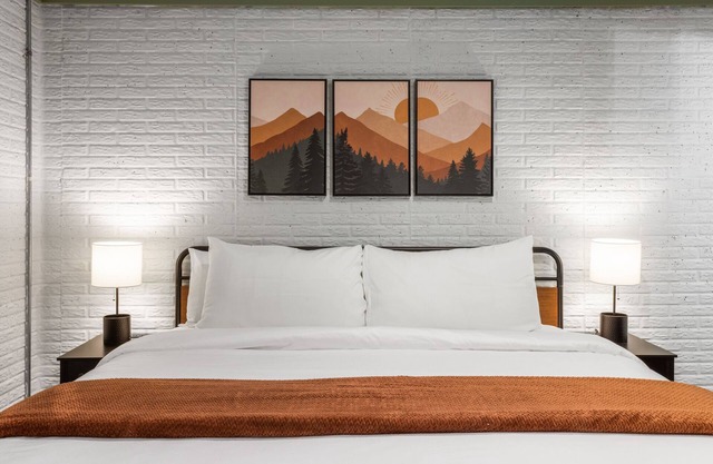 New Remodeled Townhome Blocks From Yellowstone Otters Den
