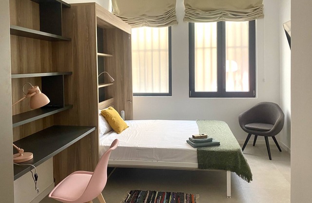 NEW renovated room in Malvarrosa Beach (No A/C)