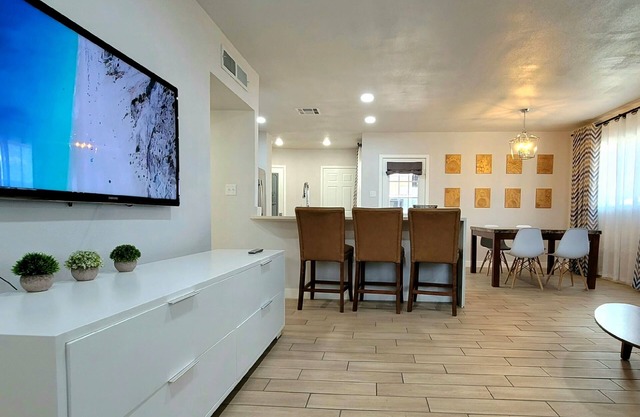 New Renovated Corner Sleek Home 3Br 2Bth near I-10, Del Sol Hospital & Fountains