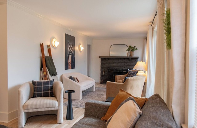 NEW!! Renovated historic 3 BR 2 full BA. Walkable to downtown. Restaurants/Shops