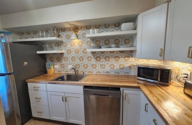 New Renovation 1.2 Mile to The Plaza. Pet Friendly with Fenced Yard!