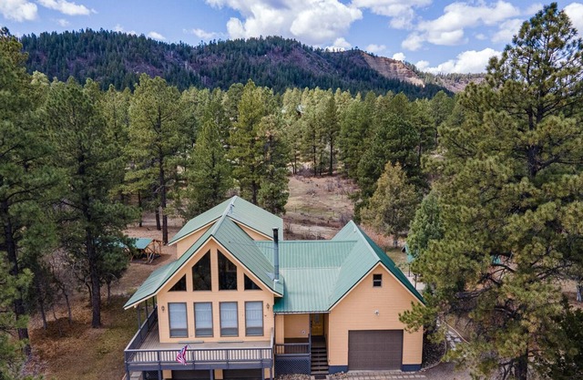 New Rental! Hot Tub, Quiet, Large Lot, Great Entertaining Home