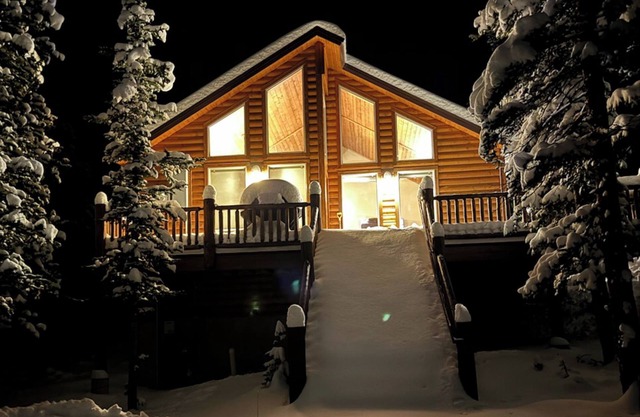 New Rental! Pet friendly, 3Br/2Bath Cabin with gas fireplace and hot tub - Five Peaks