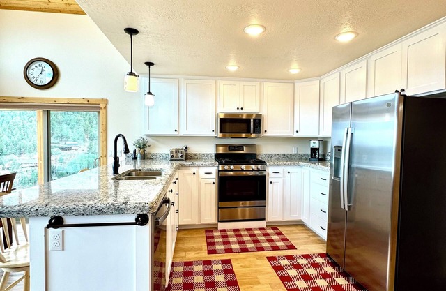 New Rental. Sleeps 8. Family Getaway with Great Views of Panguitch Lake & Sunset