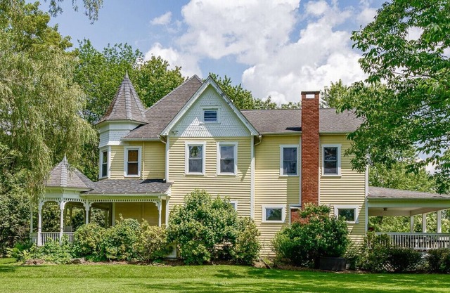 NEW: Resort Estate with Tennis in Bethel