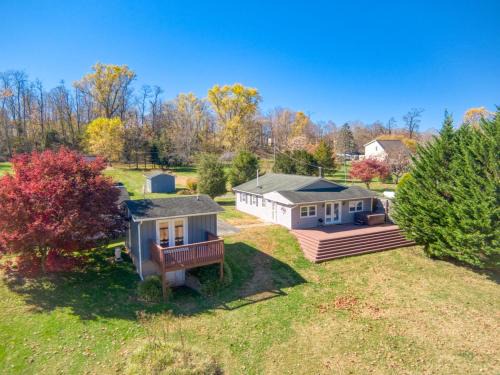 New River 3BR - Fishing, Hot Tub and VT Game Weekends