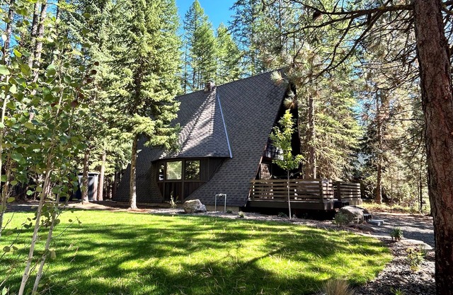 New! River Cabin A-Frame-Remodeled A-Frame on the river, walk to town, lake & dining