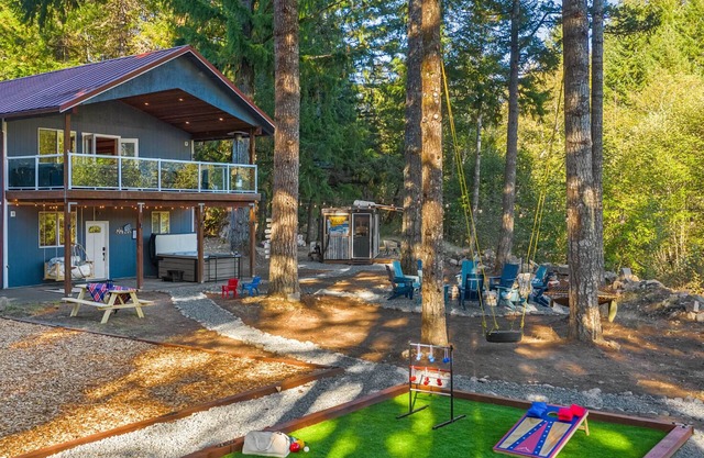 New- River Retreat w/ hot tub, beach & arcade/ game room