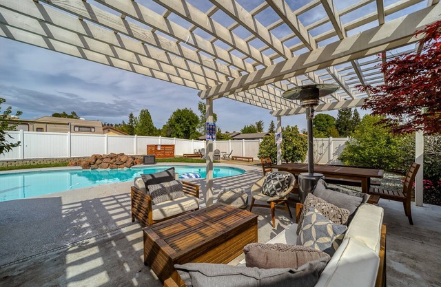 *NEW* 🌄Riverside Retreat🌅 with Pool & Hot Tub