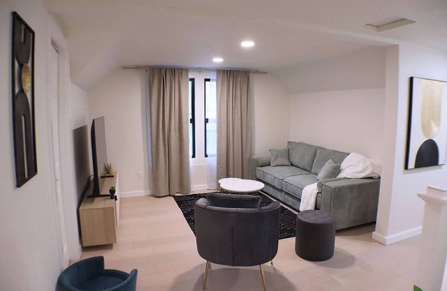 NEW Robin's Roost 1BD Where Comfort and Charm Meet