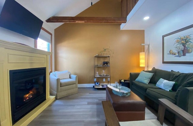 New! Romantic Agrihood Bungalow Getaway-Fireplace/WiFi