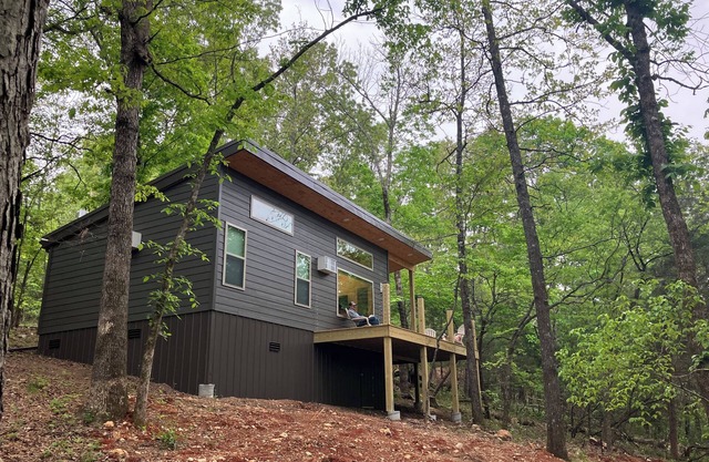 New Romantic Secluded Cabin for two in beautiful Mammoth Spring Arkansas!!