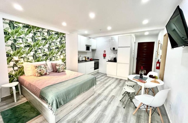 New-Romantic studio near the beach!