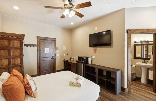 NEW! Room 14 - Capital Reef by Zion Cliff Lodge