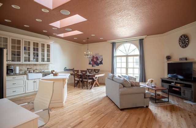 Bright & Peaceful EastEnd Townhome w / private Terrasse / Balkon ~ 1 Meile von der Innenstadt entfernt