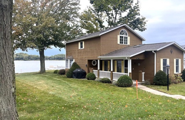 NEW Sandy Pond Lake House - Sleeps 8!