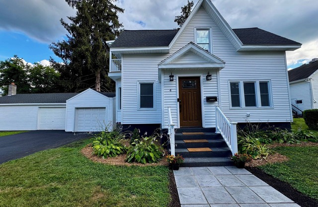 NEW Saratoga Getaway! 4-bedroom house near Racetrack in village of Ballston Spa
