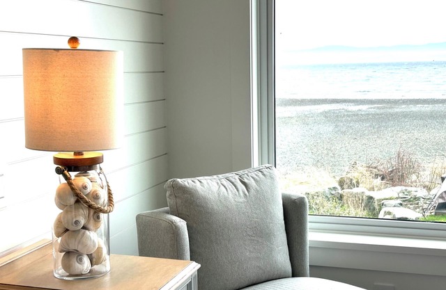 NEW "Seabreeze B&B" on walkout beach in beautiful Qualicum Beach