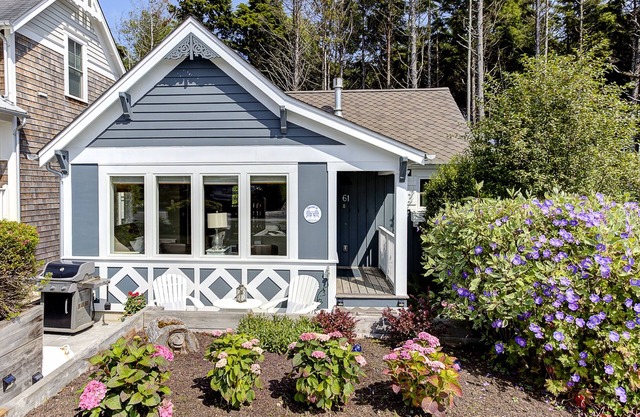 *New* Seabrook's Woodland Cottage: Dog Friendly!