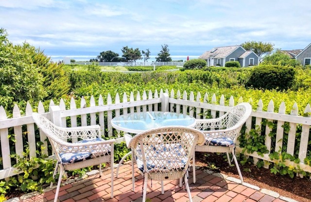 New Seabury cottage, stunning ocean views, steps to private beach in maushop