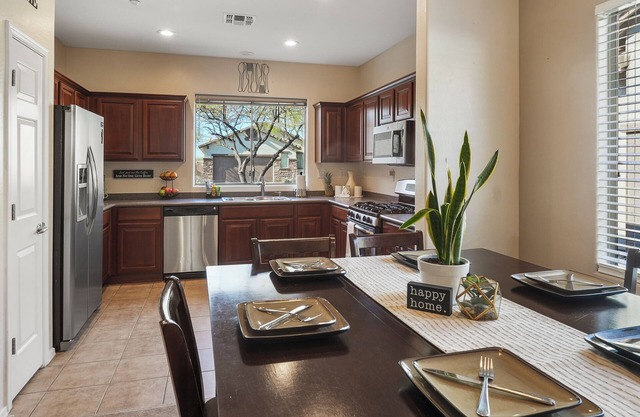 New!- Seasonal Stays-Country Club - Peaceful & Private Yard