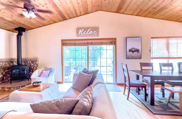 New! Secluded, forest, private hot tub, pet friendly, rivers, lakes, wineries