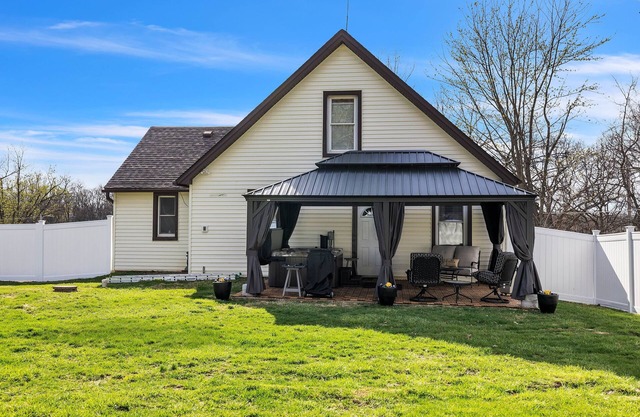 NEW! Serene Corner Cottage with Hot Tub