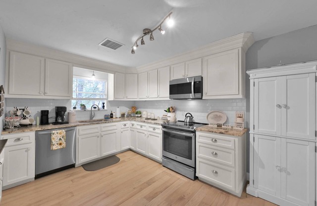 NEW! Serene home with private deck, mins to Lake Livingston, nature trials, & more!