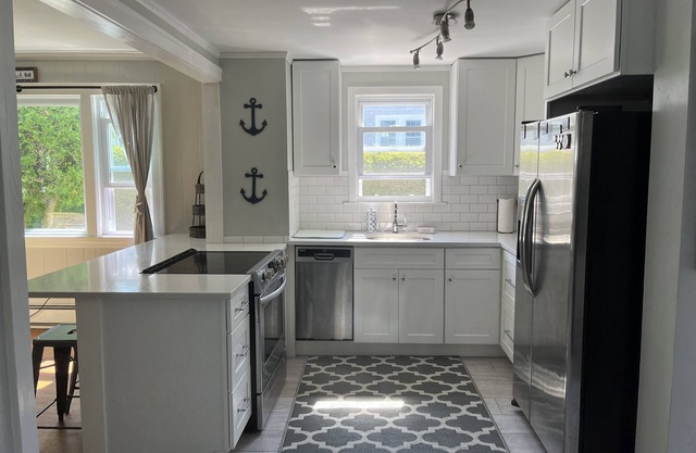 New Silver Beach Cottage just a short walk to association beach and harbor!