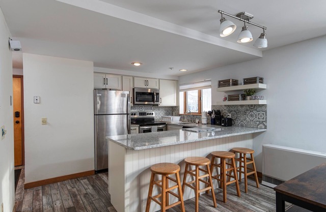 NEW Ski in/out condo with Mt views, hot tub, porch, gym & wifi!