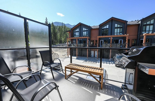 NEW Slope-side Townhouse at Panorama with hot tub and mountain views