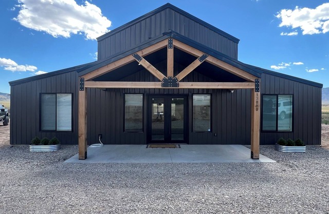 NEW Spacious 5-bedroom home at YUBA LAKE Family Reunion Fun! sleeps 20+
