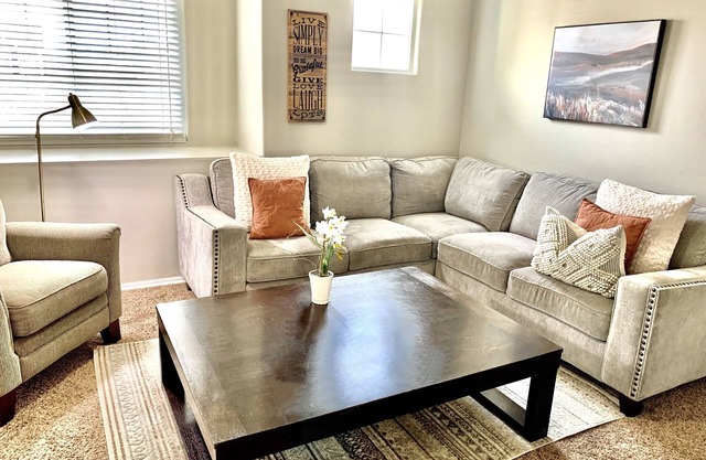 *NEW* Spacious and Cozy with bonus room!