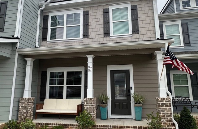 NEW Spacious Lake Oconee Townhome! Stunning views & 100's feet of waterfront!