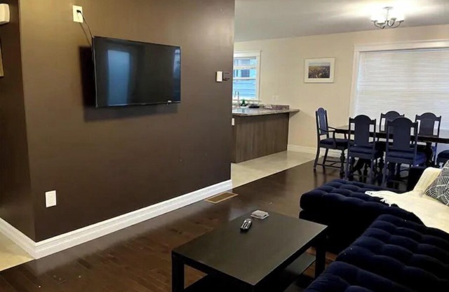 New Spacious Townhouse, 15 mns to DT, bckyrd, deck