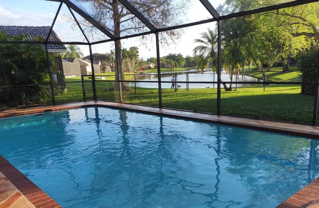 NEW! SPECTACULAR, WITH HEATED POOL AND SALT WATER SYSTEM, DESINFECTED.