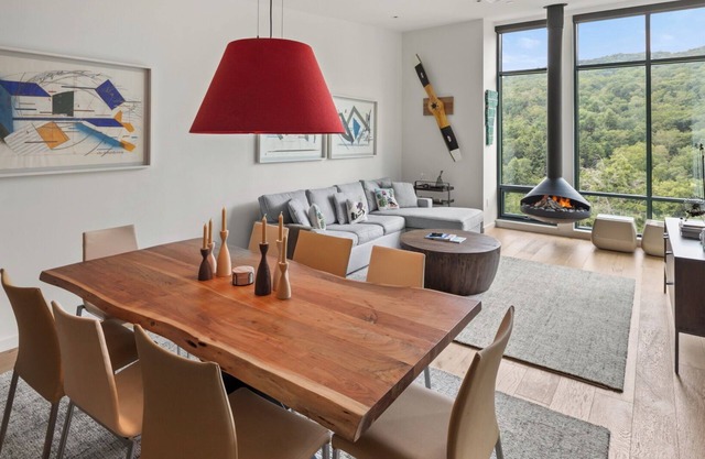 NEW SPRUCE PEAK TREE HOUSE UNIT STEPS TO THE LIFTS. WITH BIG MOUNTAIN VIEWS SLEEPS 9