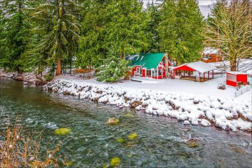 NEW: Steps from White River near Mount Rainier National Park