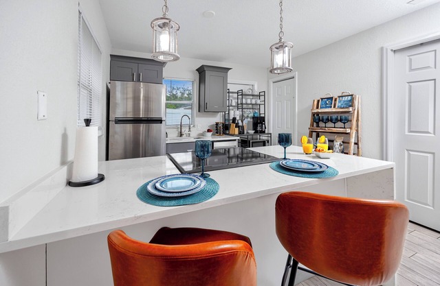 Steps to dwnt/7min to beach/queen bed/Free parking