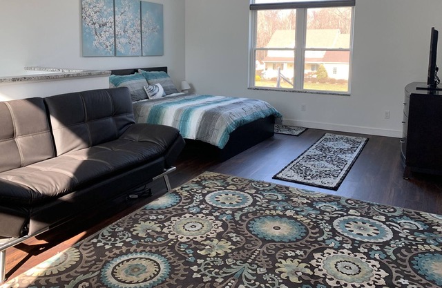 New studio apartment just minutes from wine country and Lake Erie