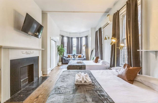 New Studio | Center City | Sleeps 4 | Fast Wifi