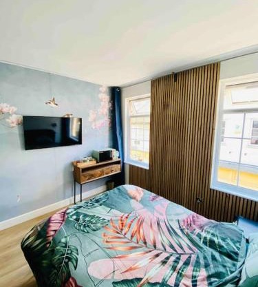 New studio flat overlooking city centre